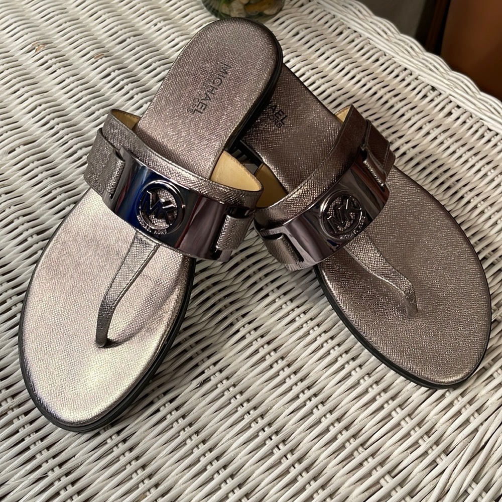 BRAND NEW MICHAEL KORS “WARREN” thong  sandal. Size 6 1/2. Pewter. EXCELLENT!